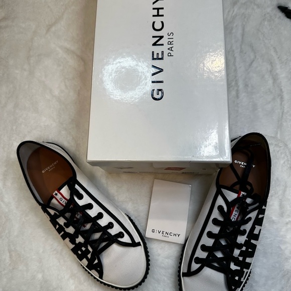 Givenchy Black and White Sneaker brand new with box - Picture 8 of 9